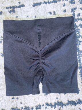 SHEFIT Seamless Scrunch Back Biker Short size S/M